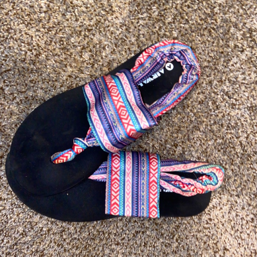 Thick strap patterned sandals